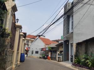 eine leere Straße in einer Stadt mit Gebäuden in der Unterkunft C4 homestay in Jakarta