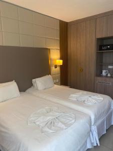 Postel nebo postele na pokoji v ubytování Tsokkos Protaras Beach Hotel