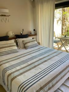 ein Bett mit zwei Kissen darauf in einem Schlafzimmer in der Unterkunft La Villa entre Terre et Mer in Saint-Côme