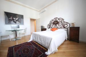Un dormitorio con una cama grande y un escritorio. en AMAMARE, en Marina di Pisa 22 fotos más