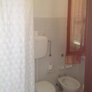 uma casa de banho com um WC e uma cortina de chuveiro em Il Sentiero em Ostra Vetere