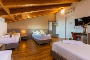 Postel nebo postele na pokoji v ubytování Martini Suite