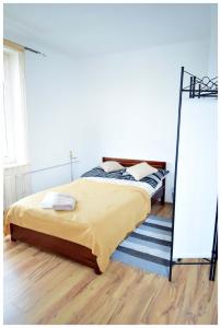sypialnia z łóżkiem i lustrem w obiekcie Color24 Apartament VI w mieście Stalowa Wola