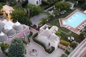 uma vista aérea de uma mansão com uma piscina em Borgo D'Itria em Monopoli