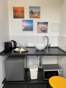 Kuchyň nebo kuchyňský kout v ubytování Hotel am Hafen