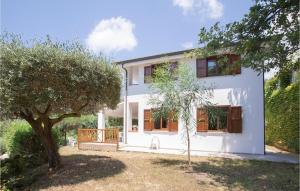 ein weißes Haus mit einem Baum davor in der Unterkunft Villa Stefania in Santa Maria