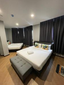 1 dormitorio con 1 cama grande y 1 sofá en RNK BoutiQue HOTEL en Jitra