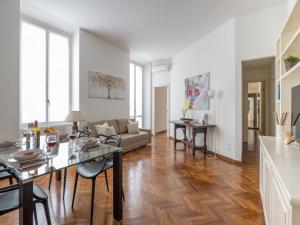 een woonkamer met een tafel en een bank bij The Best Rent - Gorgeous two-bedroom apartment in Porta Nuova district in Milaan