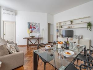 ミラノにあるThe Best Rent - Gorgeous two-bedroom apartment in Porta Nuova districtのリビングルーム(ガラスのテーブル、椅子付)