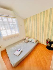 uma cama grande num quarto com uma janela em Awesome 2 bedrooms, living & dining area em General Trias