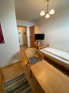 A bed or beds in a room at Gasthof-Pension Kleinhenner