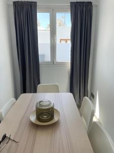 kamera na talerzu na stole przed oknem w obiekcie Villa Luisa Puerto del Carmen w Puerto del Carmen +24 zdjęcia