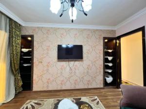 a living room with a tv on a wall at شقه سكنيه فى مدينتى in Madinaty