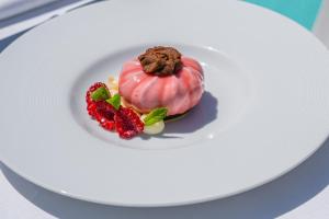 un postre en un plato blanco en una mesa en La Coluccia, en Santa Teresa Gallura