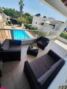 een woonkamer met banken en een zwembad bij Aptos dOr in Cala d´Or