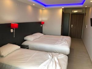 2 Betten in einem Hotelzimmer mit blauer Decke in der Unterkunft Erikli suit home in Erikli