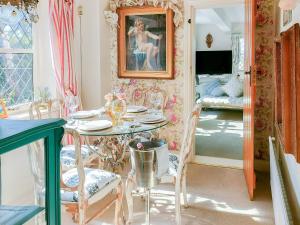 comedor con mesa y sillas en Kipling Cottage, en Burwash