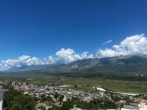 vistas a una ciudad con montañas en el fondo en Himalayas, en Gjirokastra