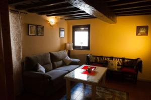 a living room with a couch and a coffee table at casa rural La Morucha de Hervás in Hervás