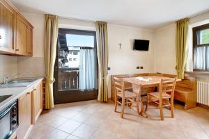 Η κουζίνα ή μικρή κουζίνα στο Chalet Anna Rododendro