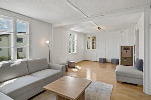 sala de estar con sofá y mesa en Erlen Rooms en Lucerna