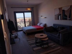 Giường trong phòng chung tại Chic Seaview Studio + Private Roof - Nabq Bay