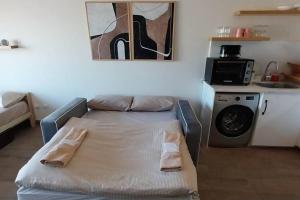 Nhà bếp/bếp nhỏ tại Chic Seaview Studio + Private Roof - Nabq Bay