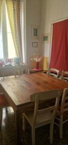 een eetkamer met een houten tafel en stoelen bij B&B Platamon in Napels