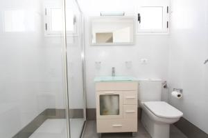 baño blanco con aseo y ducha acristalada en Casa grande familiar con 4 terrazas, en Las Palmas de Gran Canaria 10 fotos más