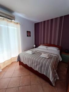 席洛的住宿－Studio Apartmani Zorić，一间卧室配有一张床,上面有两条毛巾