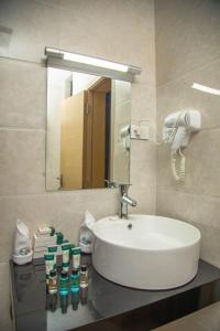 Ett badrum på Triple E Hotel and Spa