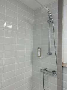 eine Dusche mit Duschkopf im Bad in der Unterkunft The Originals Access, Hôtel Tulle (P'tit Dej-Hotel) in Tulle