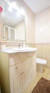 Koupelna v ubytování Apartamento próximo a la Playa de A Lanzada + 17 fotografií