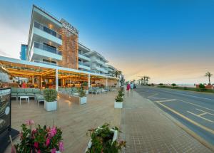 a rendering of a street with a building at Hotel RH Portocristo & Wellness in Peñíscola