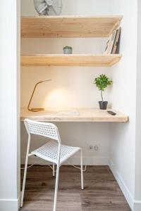 escritorio en una habitación con silla en La Maison Gratte Ciel-Studio Villeurbanne-Jardin, en Villeurbanne