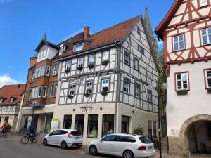 ein Gebäude mit zwei davor geparkt in der Unterkunft Ferienwohnung Luise in Münsingen