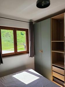 - une chambre avec un lit et une fenêtre dans l'établissement Grand appartement au pied des pistes !, à Chamrousse