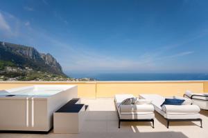 a balcony with a hot tub and a view of the ocean at Palazzo M Capri in Capri