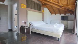 A bed or beds in a room at Hotel Corte Santa Libera