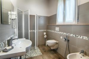 ein Bad mit einem WC und einem Waschbecken in der Unterkunft Hotel Raimondi in Bellaria-Igea Marina