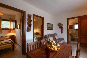 een woonkamer met een tafel en een fruitmand bij Salento d a mare in Torre Pali 