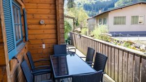 patio con mesa y sillas en el balcón en Ferienhaus Schwarzwaldstern, Todtnau, 3 Schlafzimmer, en Todtnau