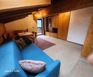 Gasthof Starzelhaus في ميتلبرغ: غرفة معيشة مع أريكة زرقاء وطاولة