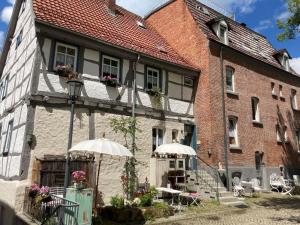 un edificio con dos sombrillas delante en Ferienwohnung Grete, en Münsingen