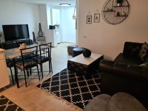 a living room with a couch and a table at חלומות סיגלית בקריית שמונה in Qiryat Shemona