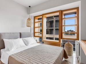 um quarto com uma cama e uma janela em Sanders Old Port Thessaloniki em Tessalônica