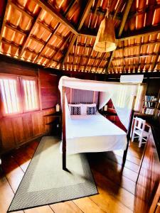 una camera con un letto in una capanna di The Spot - Beachfront Sports Pousada a Icaraí