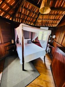 - une chambre avec un lit dans une pièce dotée de murs en bois dans l'établissement The Spot - Beachfront Sports Pousada, à Icaraí