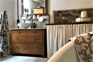 a bathroom with a sink and a bath tub at Ferienwohnung Bei Der Kirch in Münsingen