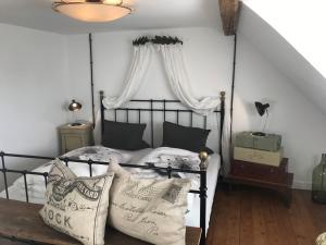 a bedroom with a bed with pillows and a window at Ferienwohnung Bei Der Kirch in Münsingen